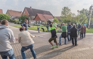 Maibaumaufstellen_Apelnstedt©Marcus_Kordilla