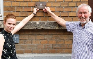 Plakette-an-Hans-Mai©Stadt_WF